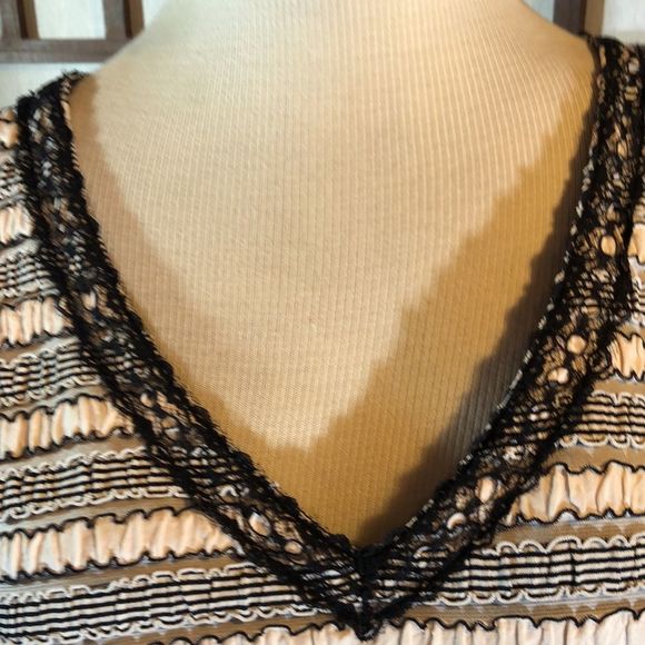 Rabbit Rabbit Rabbit stretchy/lace accents, sleeveless, business casual, comfort - Picture 3 of 14